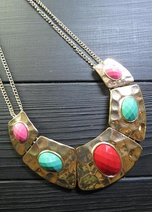 Колье с массивными пластинами и яркими вставками