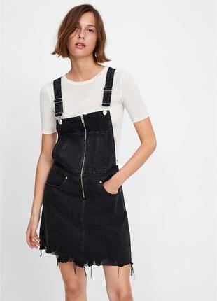 Чорний джинсовий сарафан с необробленими краями