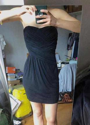 Короткое черное платье с драпированным лифом
