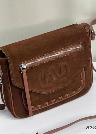 Замшевые сумка кемэл, шоколад, черная