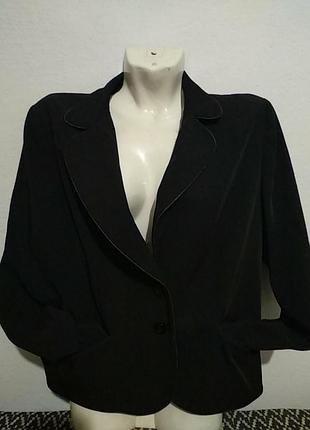 Чорний діловий піджак