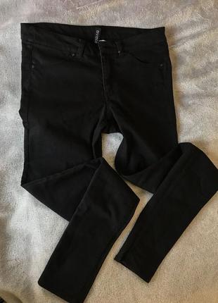 Чорні скінні джинси