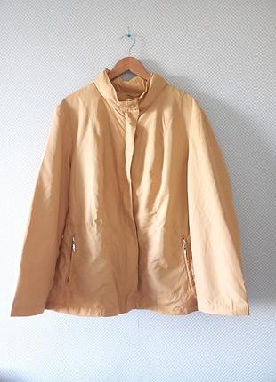Бежевая ветровка