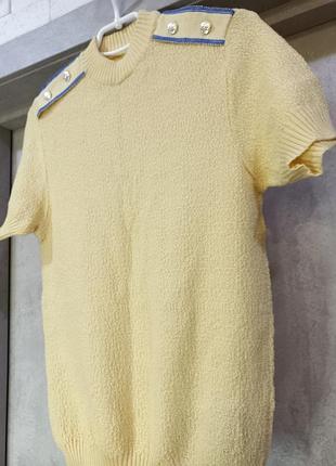 Невероятно красивая, стильная, нежная, кофта с коротким рукавом, с побегами, с красивыми пуговицами