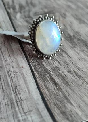 Срібна каблучка з місячним каменем