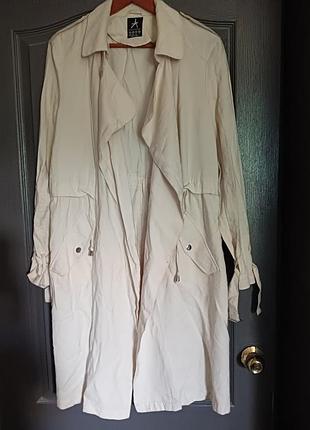 Лёгкая парка бежевого цвета размер 48