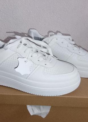 Кроссовки из натуральной кожи