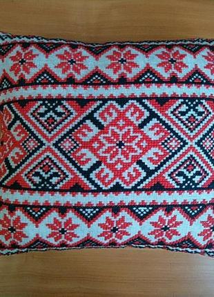 Подушка з українським орнаментом.