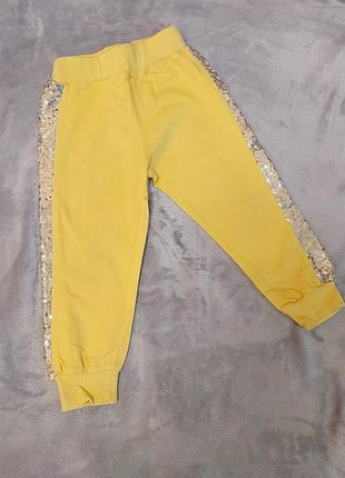 Яркие брюки с пайетками для девочки р.92