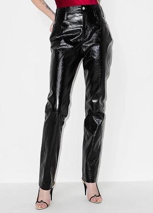 Штани нові, прямі, лакова екошкіра, колір чорний, тканина трохи тягнеться, зі шльовками під пояс, висока посадка, river island