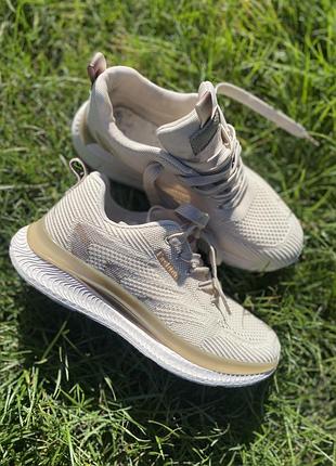 Кросівки жіночі