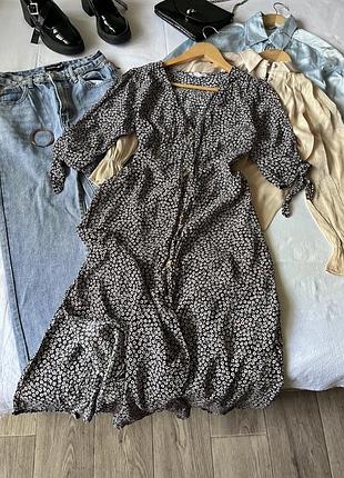 Чорно червона сукня міді на ґудзиках у квіти