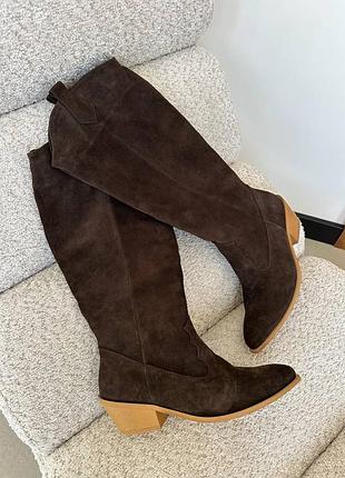 Модные замшевые казаки в шоколадном цвете светлая подошва