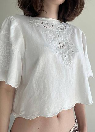 Блуза з вишивкою