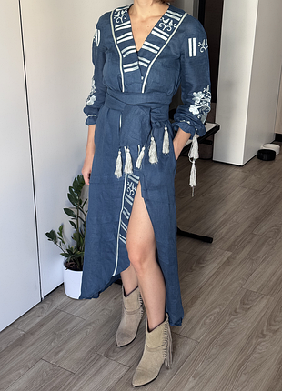 Вышитое женское платье на запах 100% лён