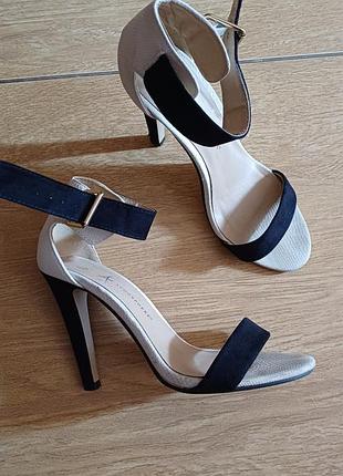 Туфли босоножки на шпильке 38,5 черные с белым