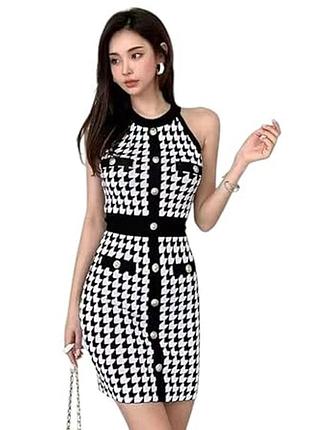 Трикотажное мини платье с открытыми плечами принт гусиная лапа