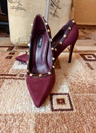 Туфли лодочки бордовые с металлическими камушками