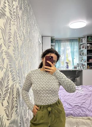 Чорно-біла кофта в смужку