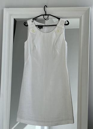 Базова біла лляна сукня відомого бренду