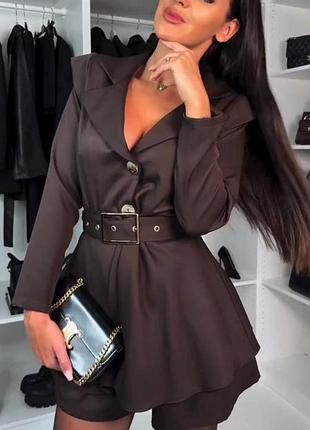 Стильна сукня-комбез з імітацією жакета на ґудзиках та розкльошеною спідницею-шортами і довгим рукавом класична