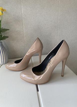 Бежеві лаковані туфлі 36р