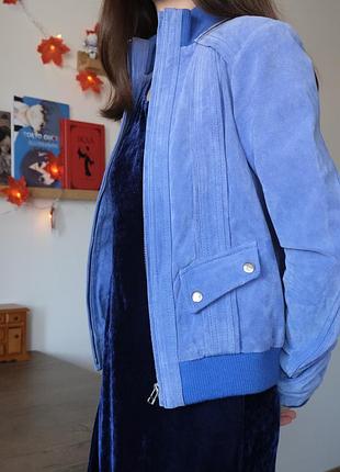 Шкіряна замшева куртка бомбер блакитна волошкова laura scott