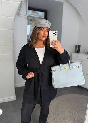 Затишний жіночий кардиган подовжений прямого крою з пояском та довгим широким рукавом