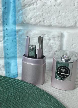 Манікюрний набір у футлярі, прикрашений елементами swarovski.