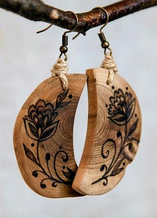 Cережки-половинки з деревини ялівцю "квіти". пірографія.