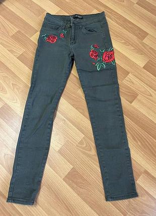 Джинсы женские с вышивкой 29 размер,прямого кроя