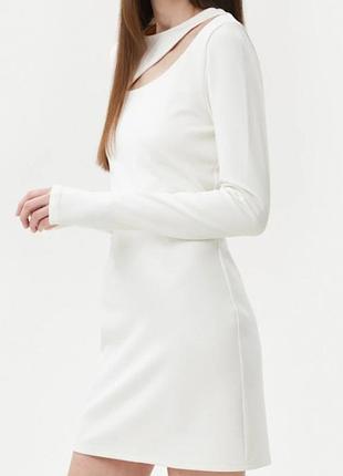 Платье с акцентным вырезом