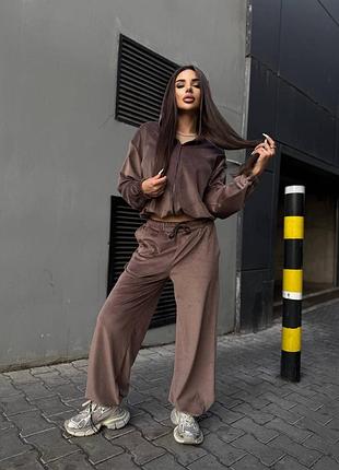 Жіночий велюровий костюм насиченого шоколадного кольору