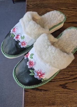 Тепленькие кожаные тапочки на овчине