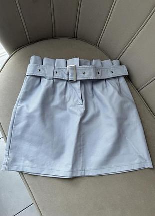 Блакитна шкіряна спідниця