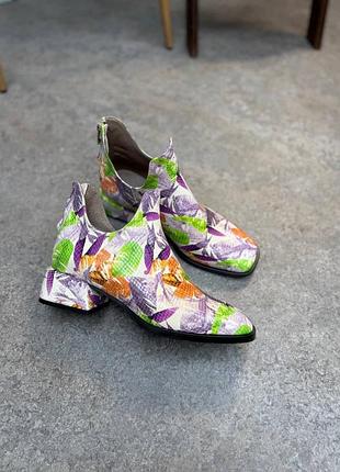 Яскраві черевики з принтом на маленькому каблучку