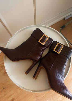 Стильні коричневі ботильйони на підборах з акцентною пряжкою, 36р