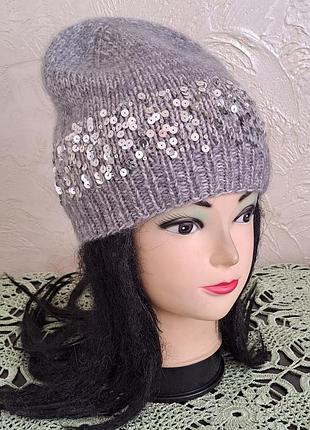 Стильная шапочка бини с королевской пайеткой