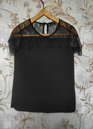 Гарна чорна блузка.верх кружевний.на спині застібка-гудзик