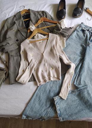 Бежевий приталений кардиган у рубчик у квіти