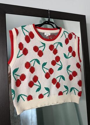 Теплий жилет з вишеньками