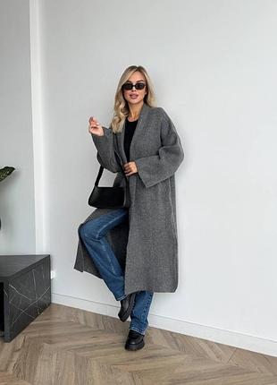 Удлиненный пушистый кардиган свободного кроя с широкими рукавами без застежек