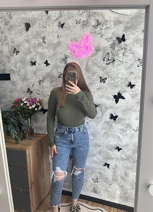 Світлі джинси з потертостями