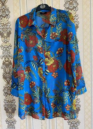 Легка подовжена сорочка в сітку, синя рубашка туніка з розрізами в квітах