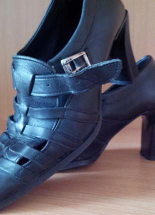 Туфли женские из натуральной кожи на каблуке.