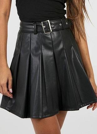Шкіряна спідниця тенісна в складку boohoo xs чорна