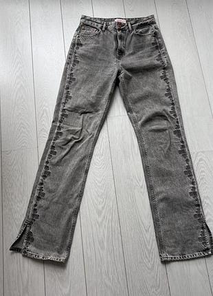 Джинсы only серого цвета к низу клеш