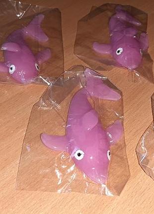 Дельфин силиконовый светится в темноте внимательно читайте условия пересылки!