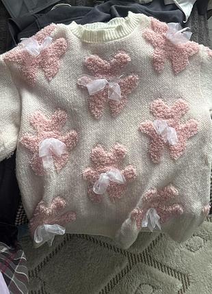 Мила об’ємна кофта з рожевими квітами