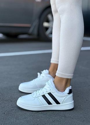 Женские зимние кроссовки белого цвета с черными полосками 36 и 39